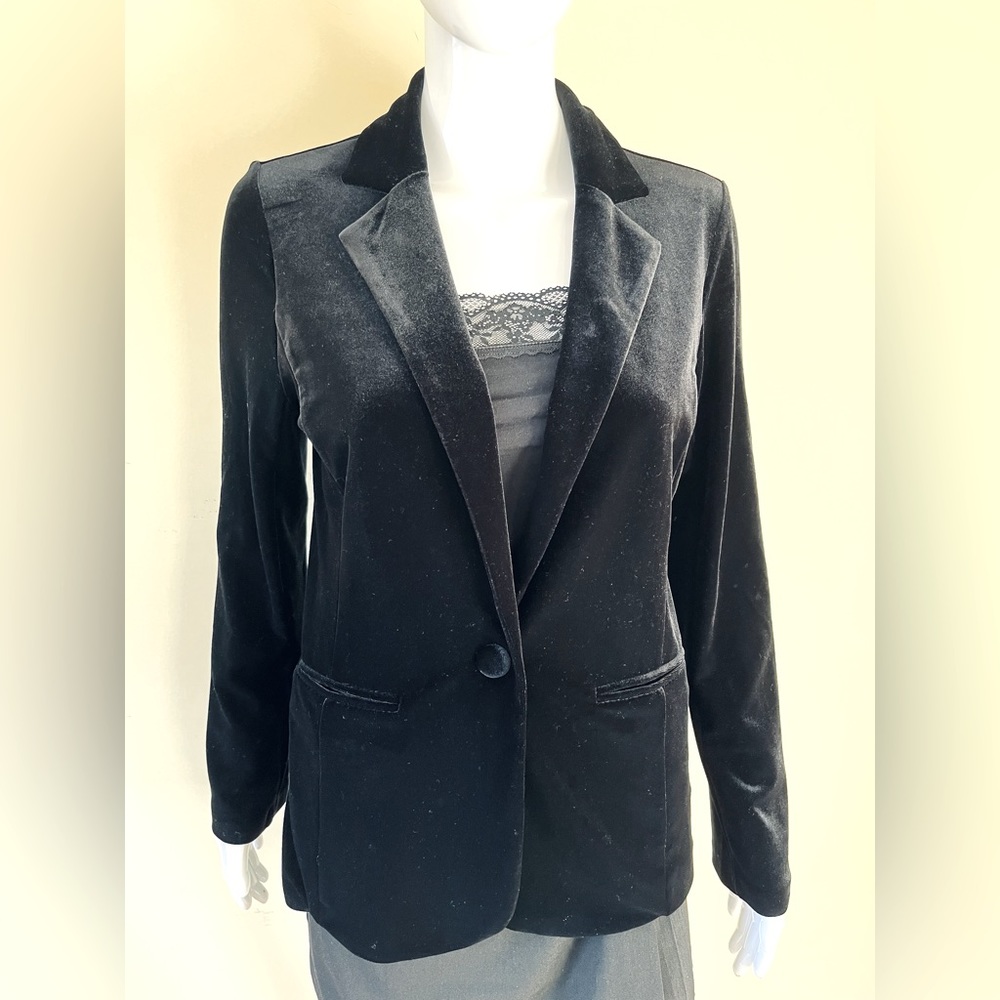 Tahari soft and silky black velvet blazer jacket single button closure pockets M